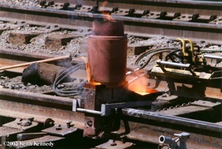 01-rail-road-welding-crucible-furnace-thermite-sparking_themech