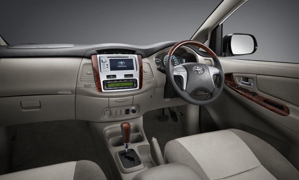 2014-Toyota-Innova-Interiors